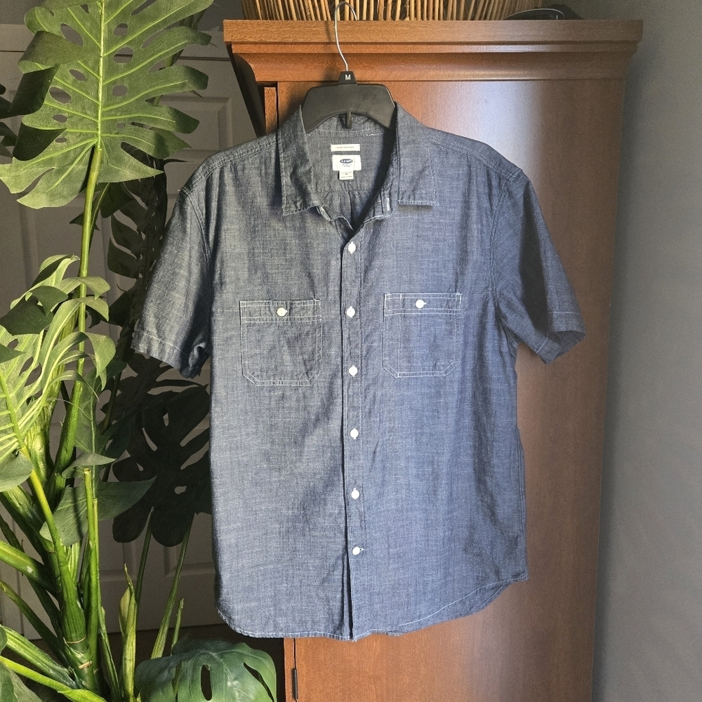 Old Navy Men's Denim Blue Casual Button Down Shirt W/White Buttons & Stitching